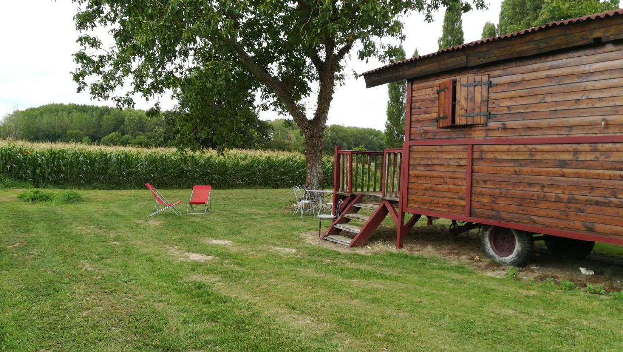 La Ferme De L'Isle Et Sa Roulotte Acomodação com café da manhã Avaray Exterior foto